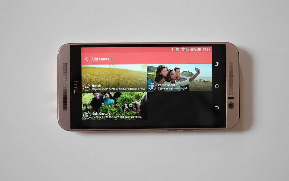 Smartphone in orizzontale con un'app aperta