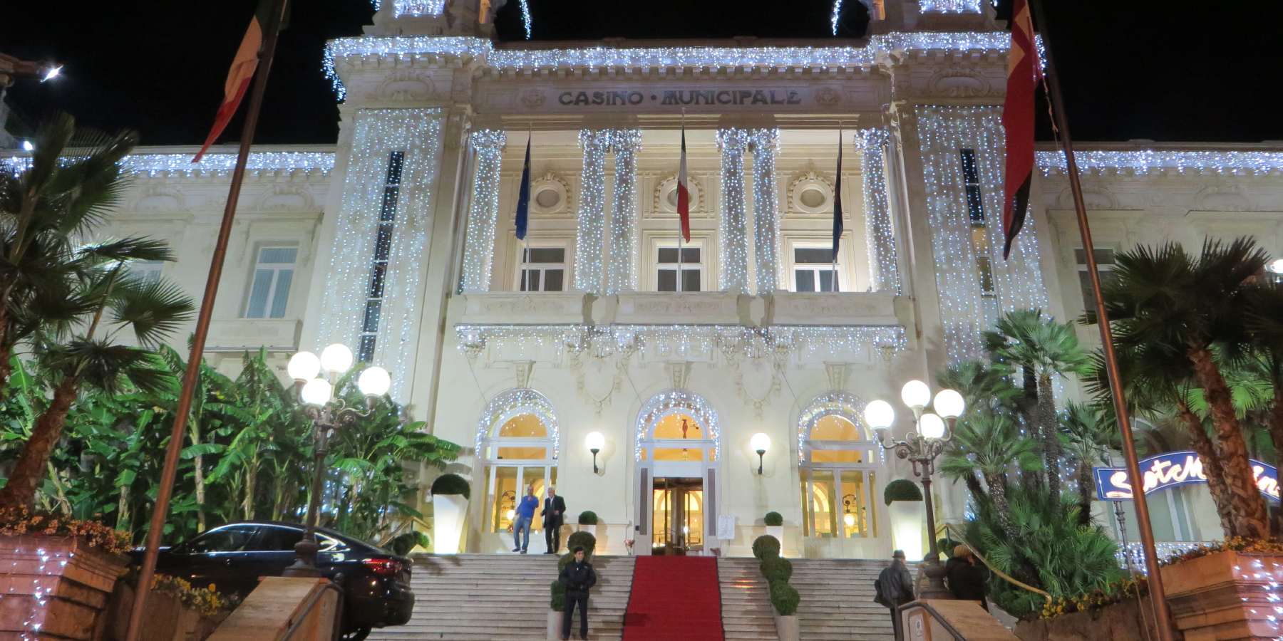 Facciata del Casinò di Sanremo illuminata di notte