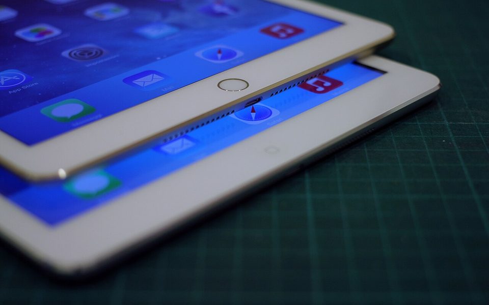 Due iPad Air con lo schermo acceso